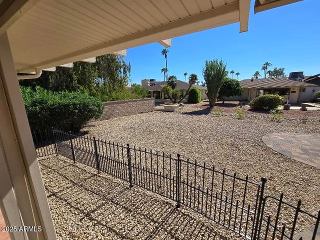 a view of a backyard