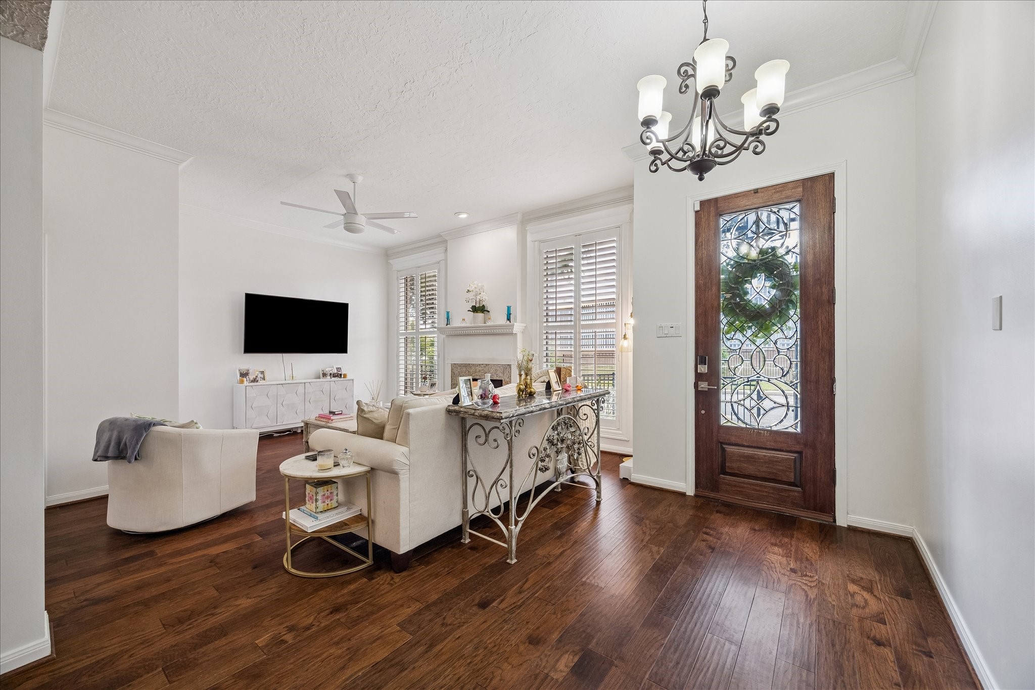 4520 Dickson Street Houston, TX 77007 - Photo 5 of 25 Looking towards the entry and living room.