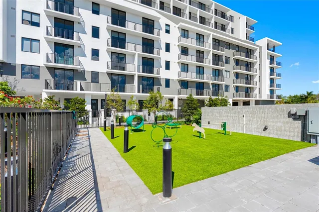 $3,142 | 208 North Federal Highway, Unit PH828, Pompano Beach, FL 33062