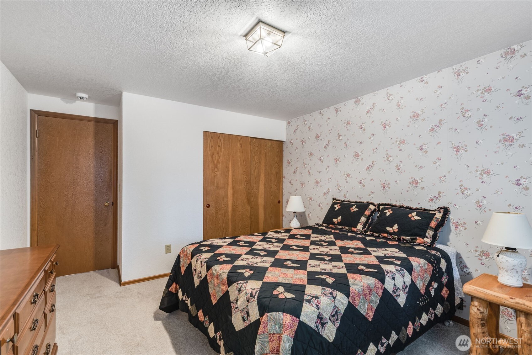 1322 Boise Street Fircrest, WA 98466 - Photo 28 of 40 a bedroom with a bed and lamp