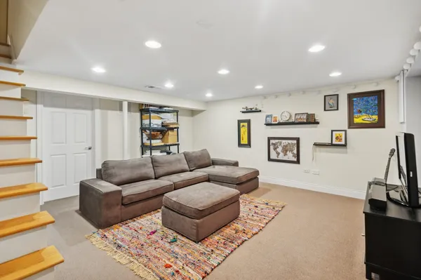 $4,000 | 1607 West Sunnyside Avenue, Chicago, IL 60640