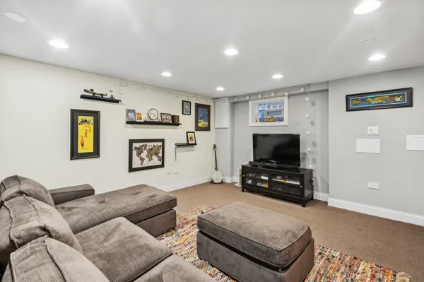 $4,000 | 1607 West Sunnyside Avenue, Chicago, IL 60640