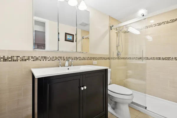 $4,000 | 1607 West Sunnyside Avenue, Chicago, IL 60640