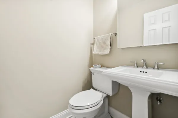 $4,000 | 1607 West Sunnyside Avenue, Chicago, IL 60640