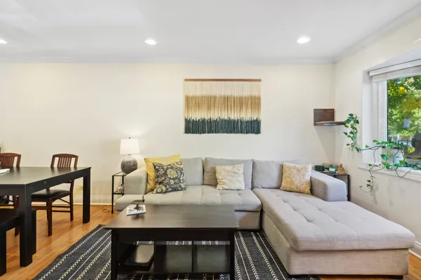 $4,000 | 1607 West Sunnyside Avenue, Chicago, IL 60640