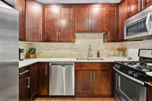 $4,000 | 1607 West Sunnyside Avenue, Chicago, IL 60640