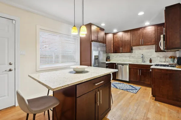 $4,000 | 1607 West Sunnyside Avenue, Chicago, IL 60640