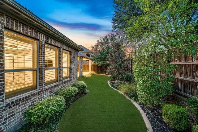 a view of a house with a backyard