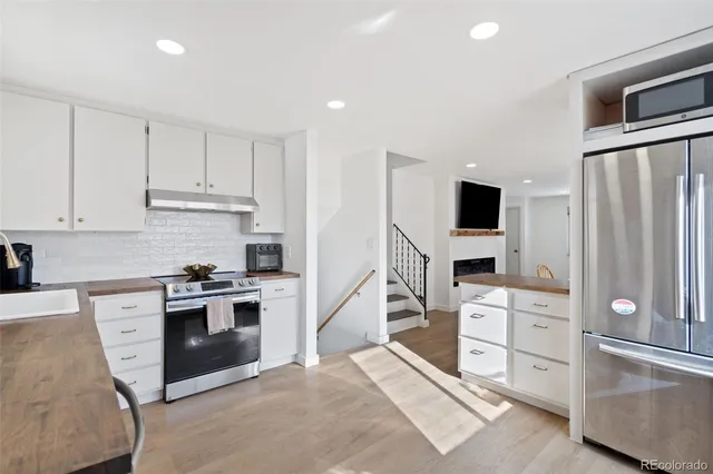 a view of a livingroom with furniture