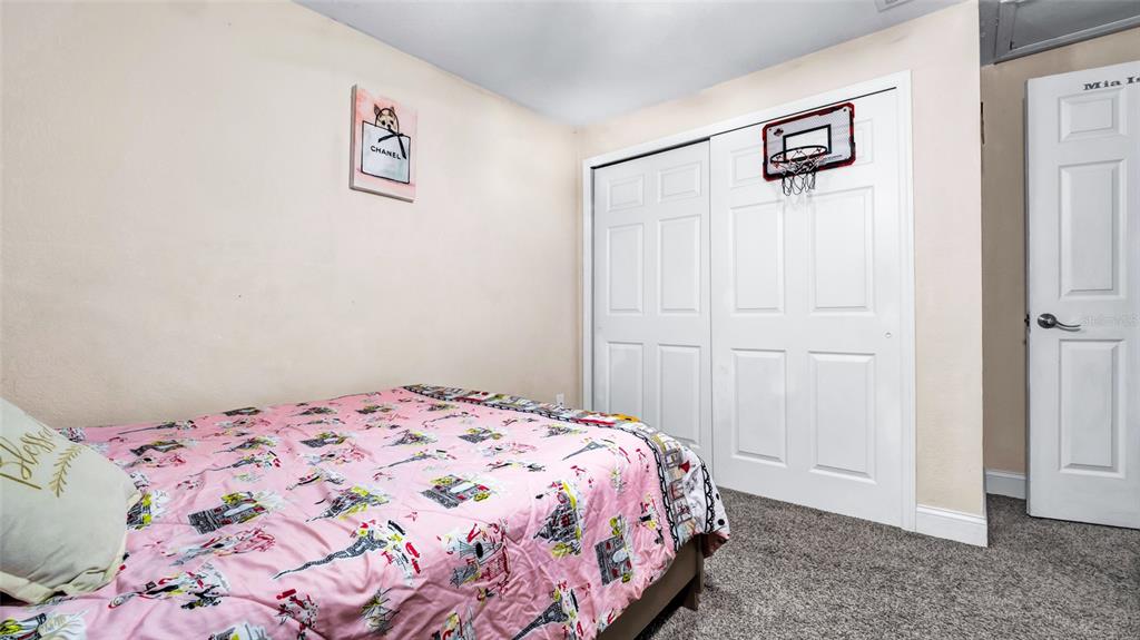 500 Hillpine Way Brandon, FL 33510 - Photo 25 of 39 a bedroom with a bed and a painting on the wall