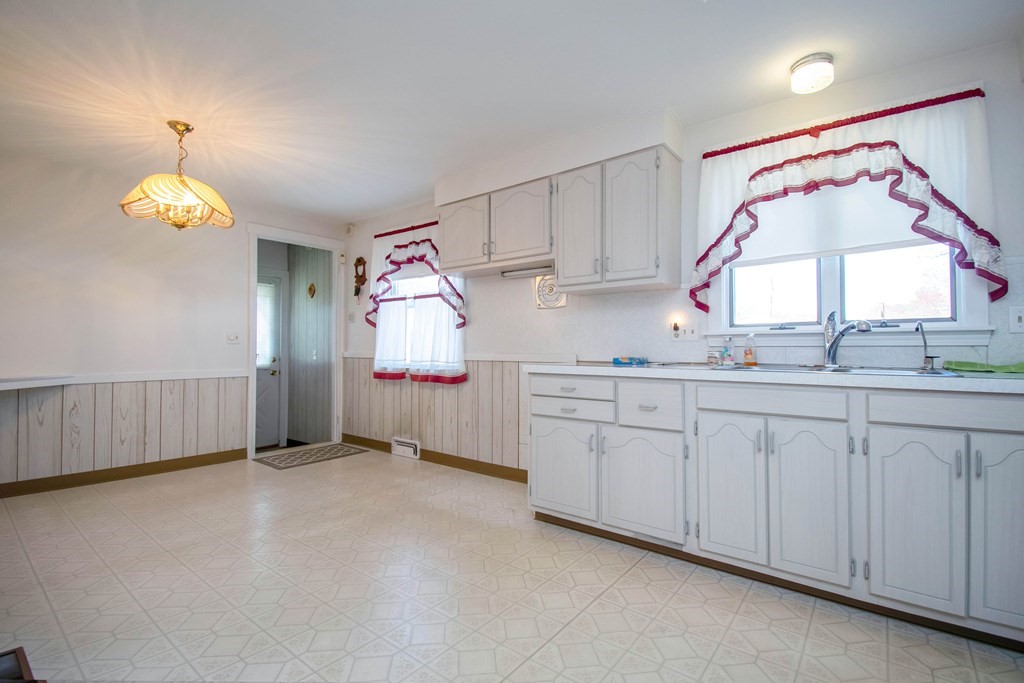 82 Louis Road Springfield, MA 01118 - Photo 11 of 41