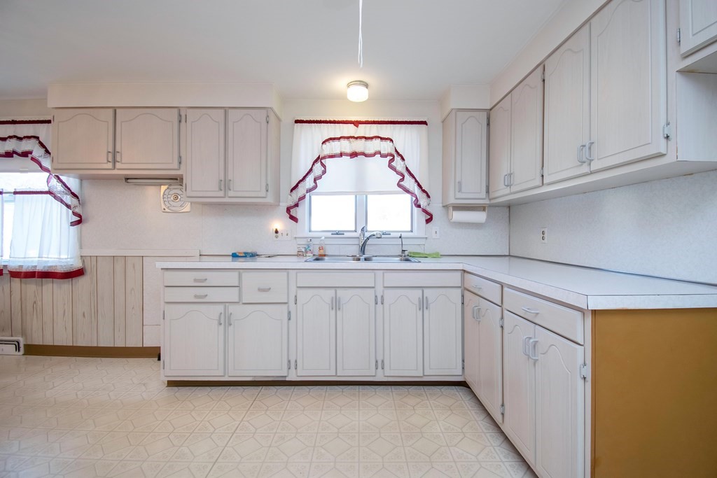 82 Louis Road Springfield, MA 01118 - Photo 15 of 41