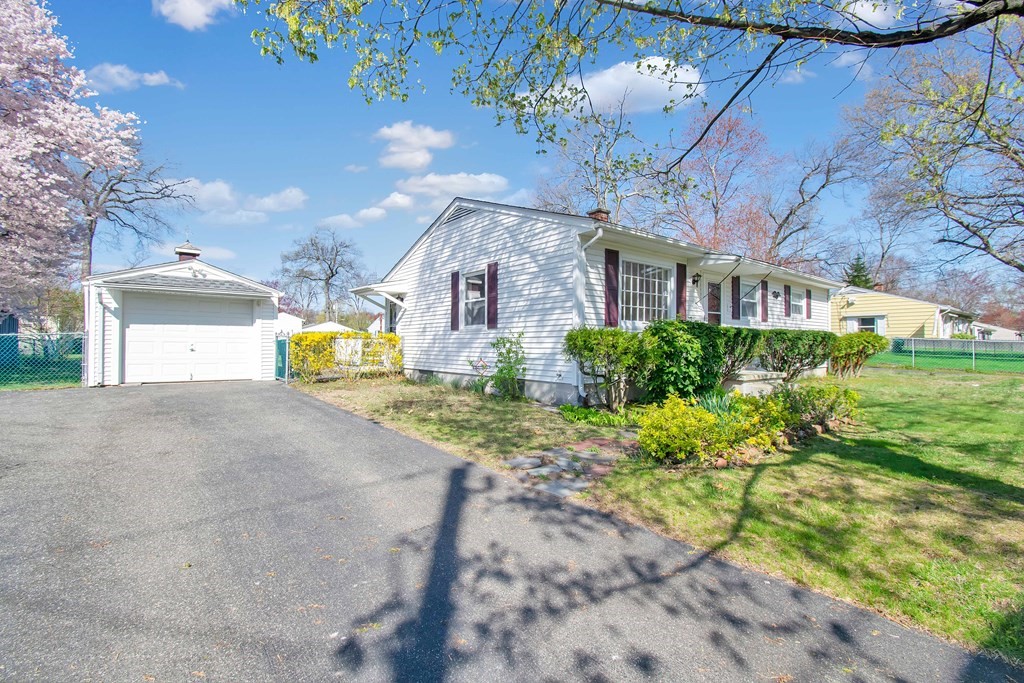 82 Louis Road Springfield, MA 01118 - Photo 3 of 41