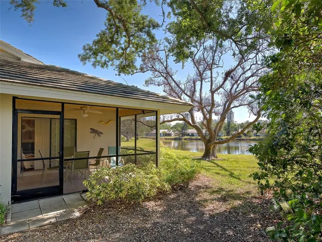 a view of a backyard