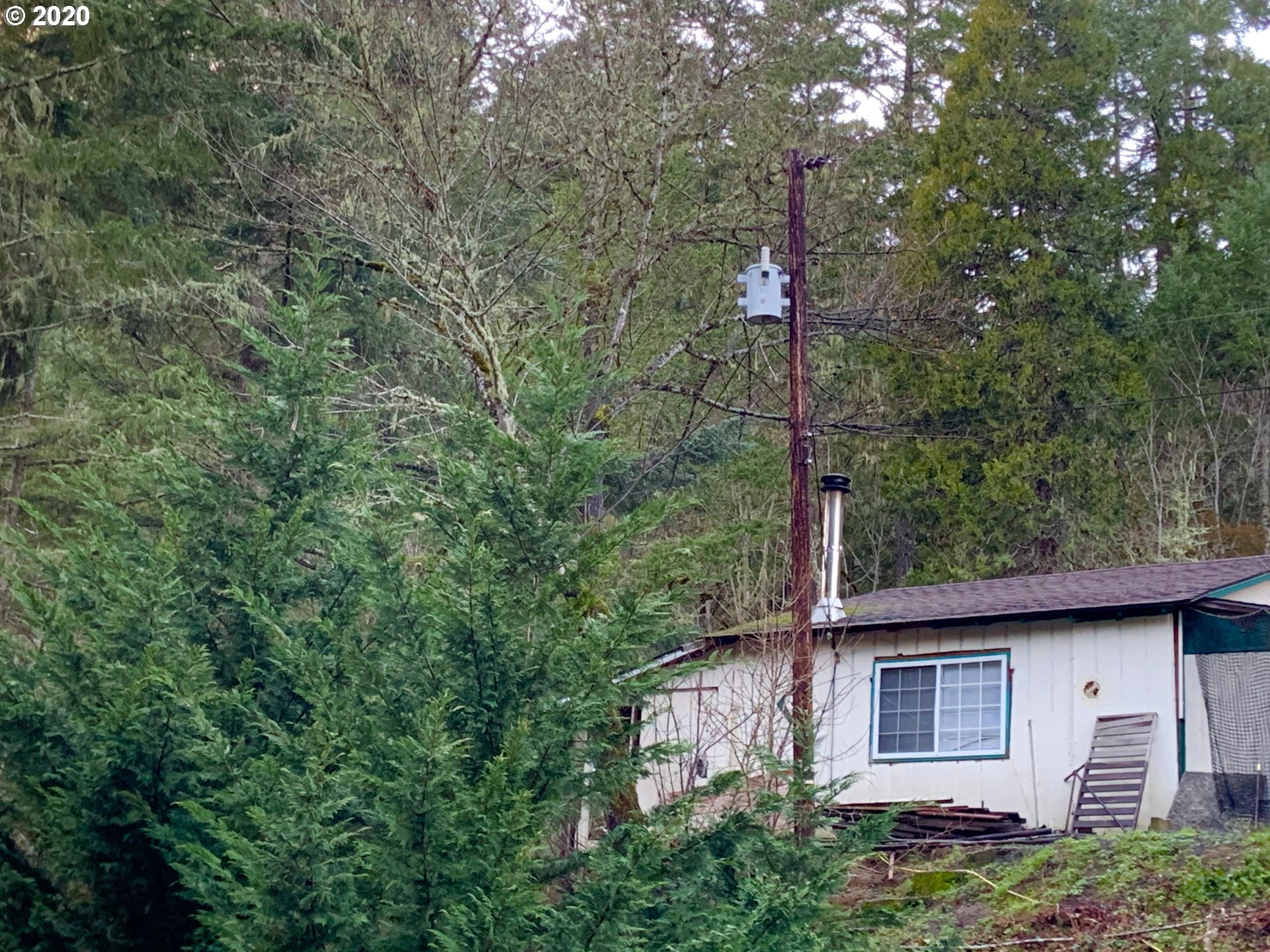 9995 Upper Olalla Road Winston, OR 97496 - Photo 1 of 29 a front view of a house with trees
