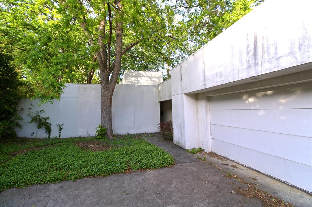 5108 Maple Springs Boulevard Dallas, TX 75235 - Photo 5 of 39 a backyard of a house with lots of green space