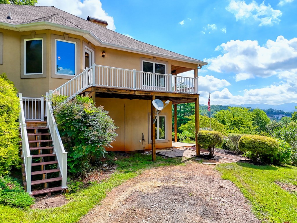 136 Elf School Road Hayesville, NC 28904 - Photo 76 of 84 a front view of a house with garden