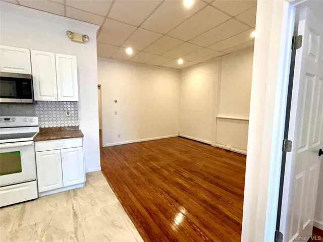 $2,800 | 48 West Main Street, Riverhead, NY 11901