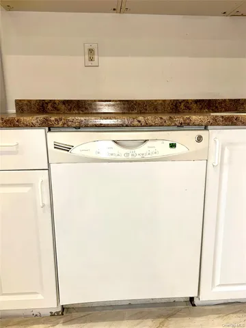 $2,800 | 48 West Main Street, Riverhead, NY 11901