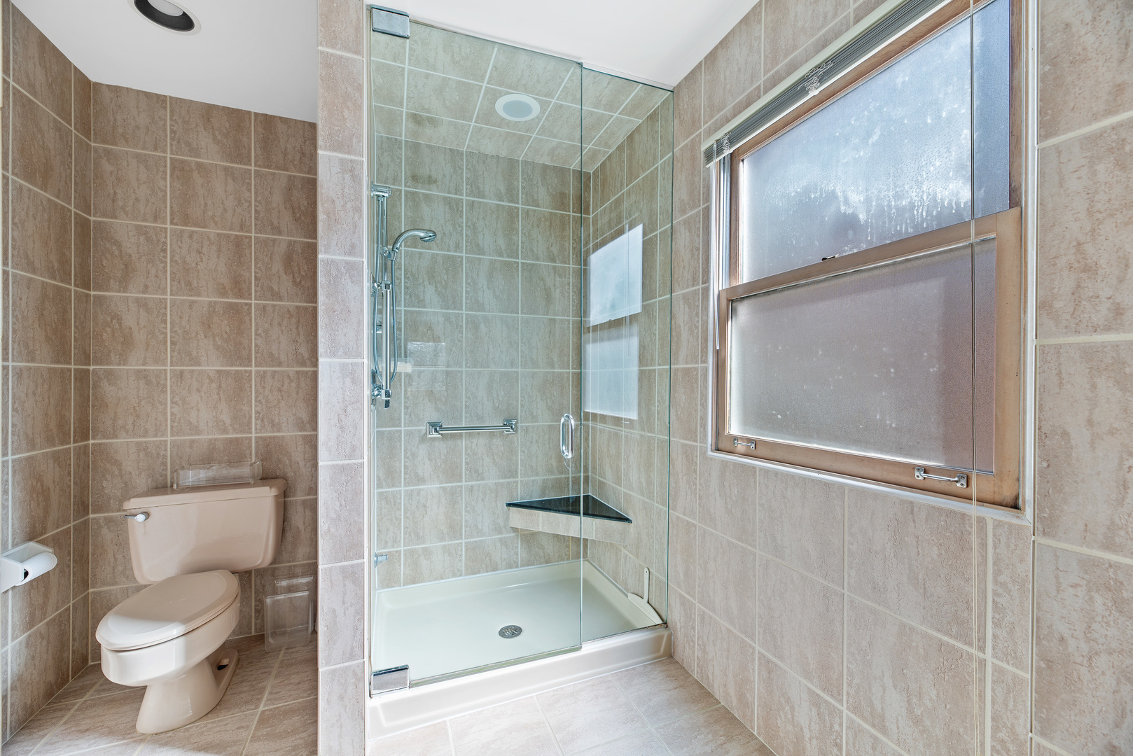 241 Ridge Road Highland Park, IL 60035 - Photo 18 of 31 a bathroom with a bathtub and toilet
