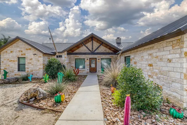 $775,000 | 274 Mountain Laurel Lane, Concan, TX 78838