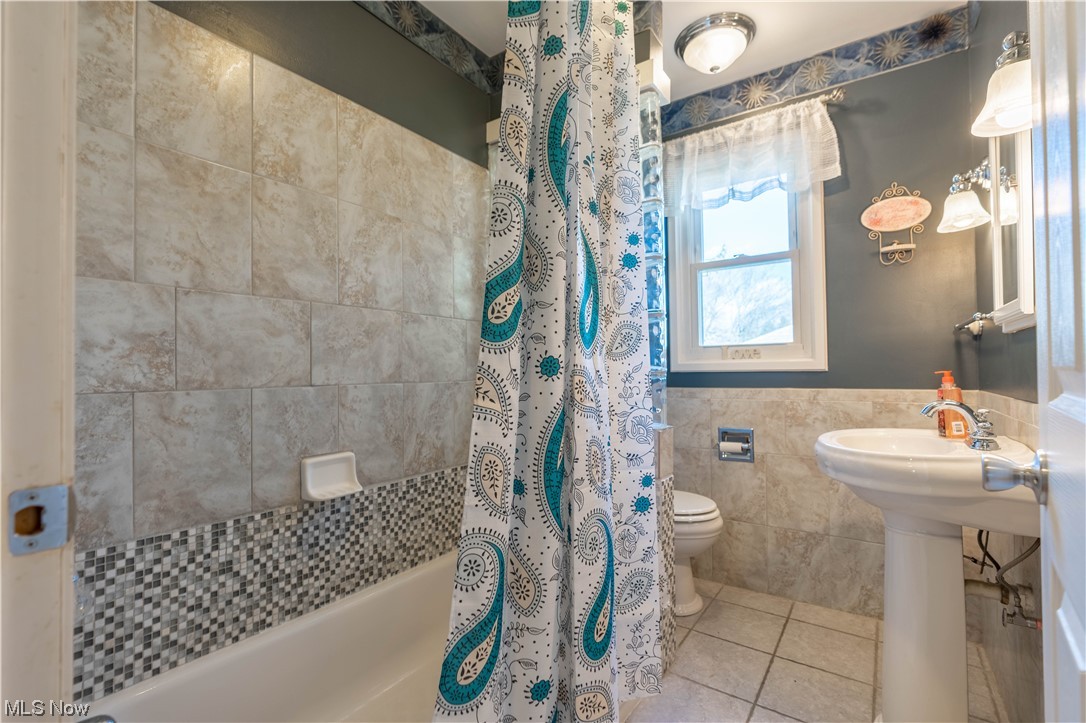4069 Manchester Road Akron, OH 44319 - Photo 7 of 20 Stylish w/ a Shower