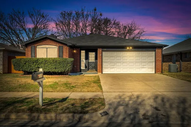 $297,000 | 319 Faircrest Drive, Arlington, TX 76018