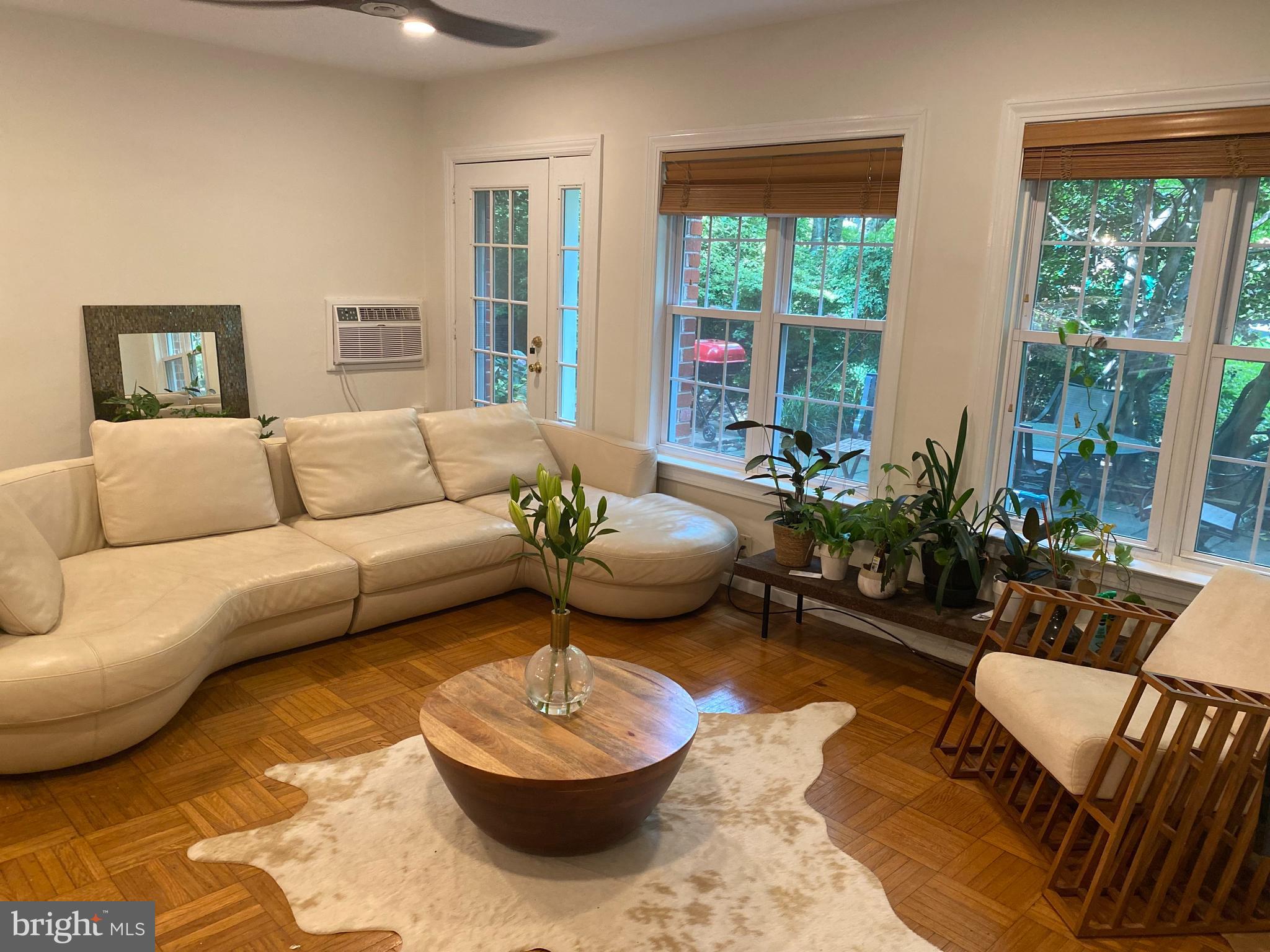 3748 Gunston Road Alexandria, VA 22302 - Photo 7 of 31 living room