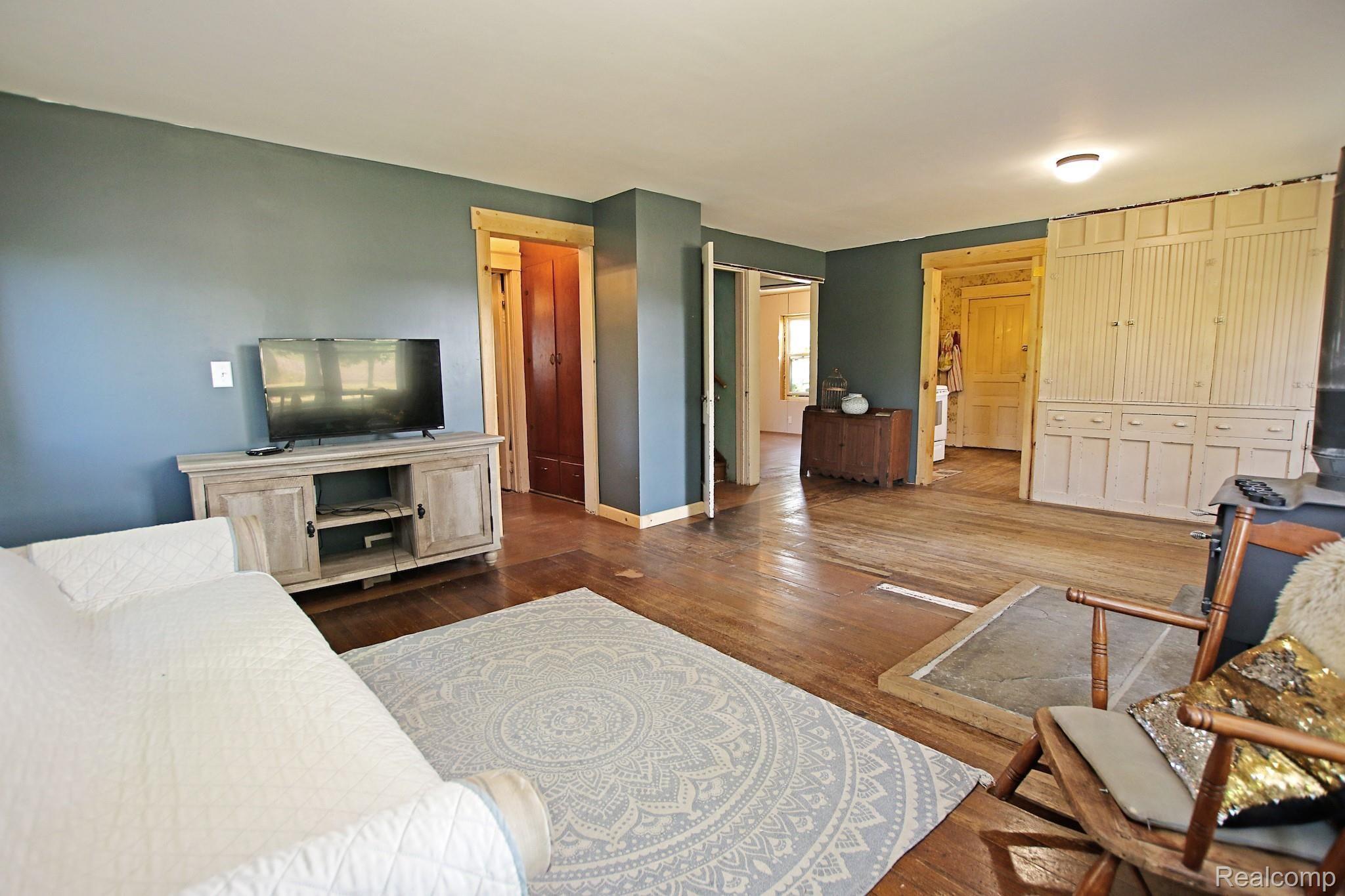 6) Living Room.jpg