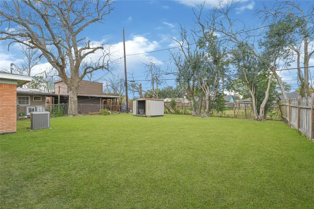 a house view with swimming pool