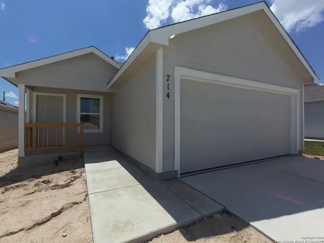 a view of a house with backyard