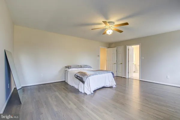 a view of livingroom with furniture