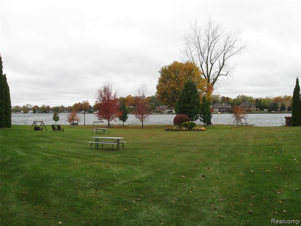 2227 North Long Lake Road, Unit 9 Fenton, MI 48430 - Photo 6 of 21