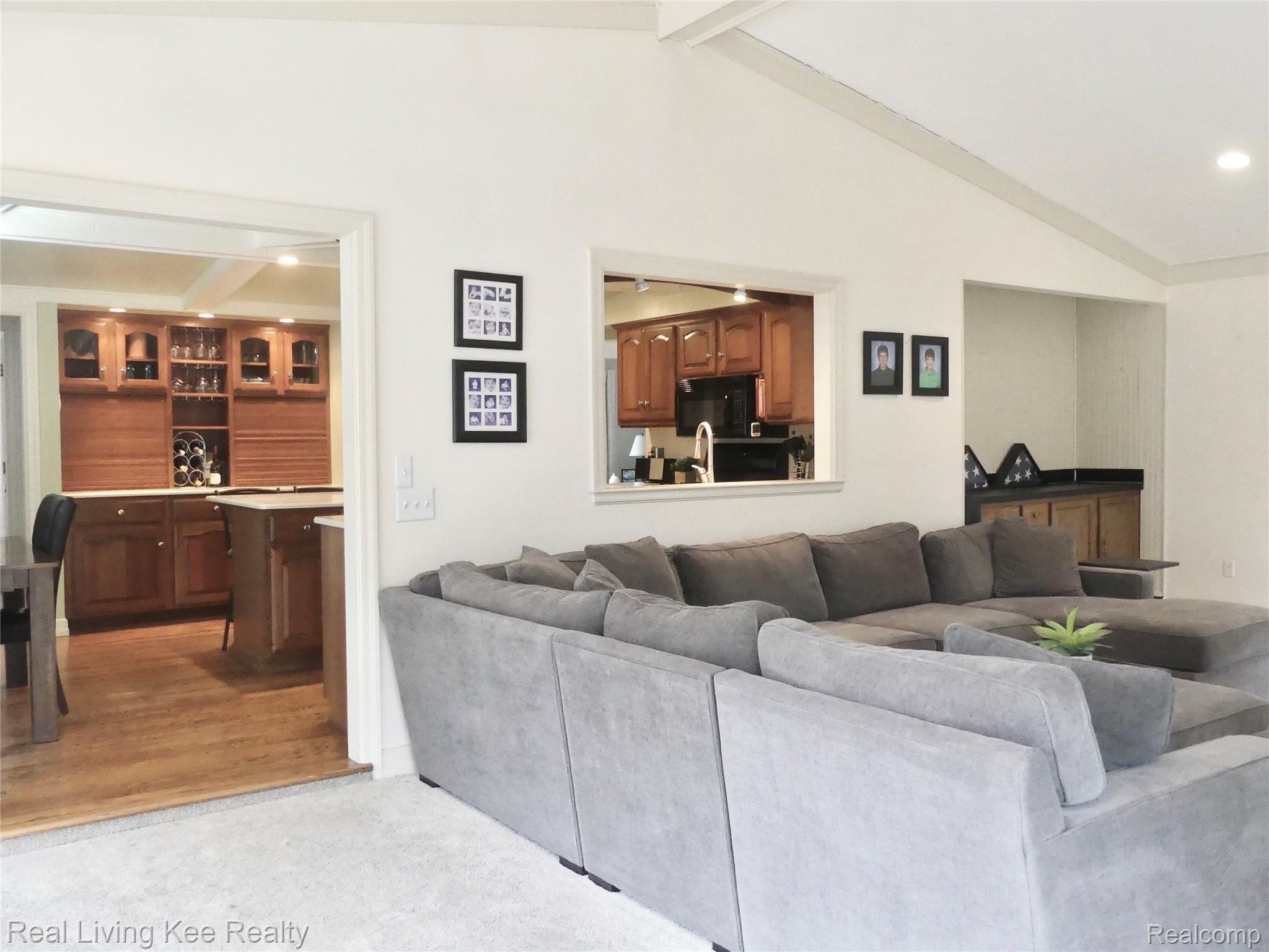 5164 Aintree Road Rochester, MI 48306 - Photo 19 of 47 Huge family room with vaulted ceiling off of kitchen