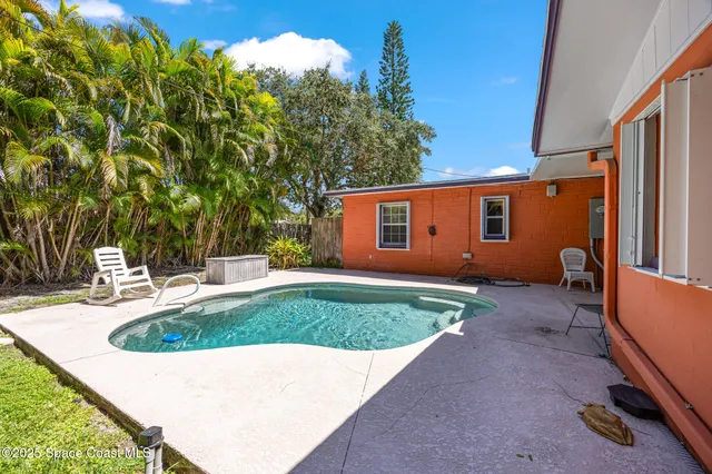 a view of a house with backyard and sitting area
