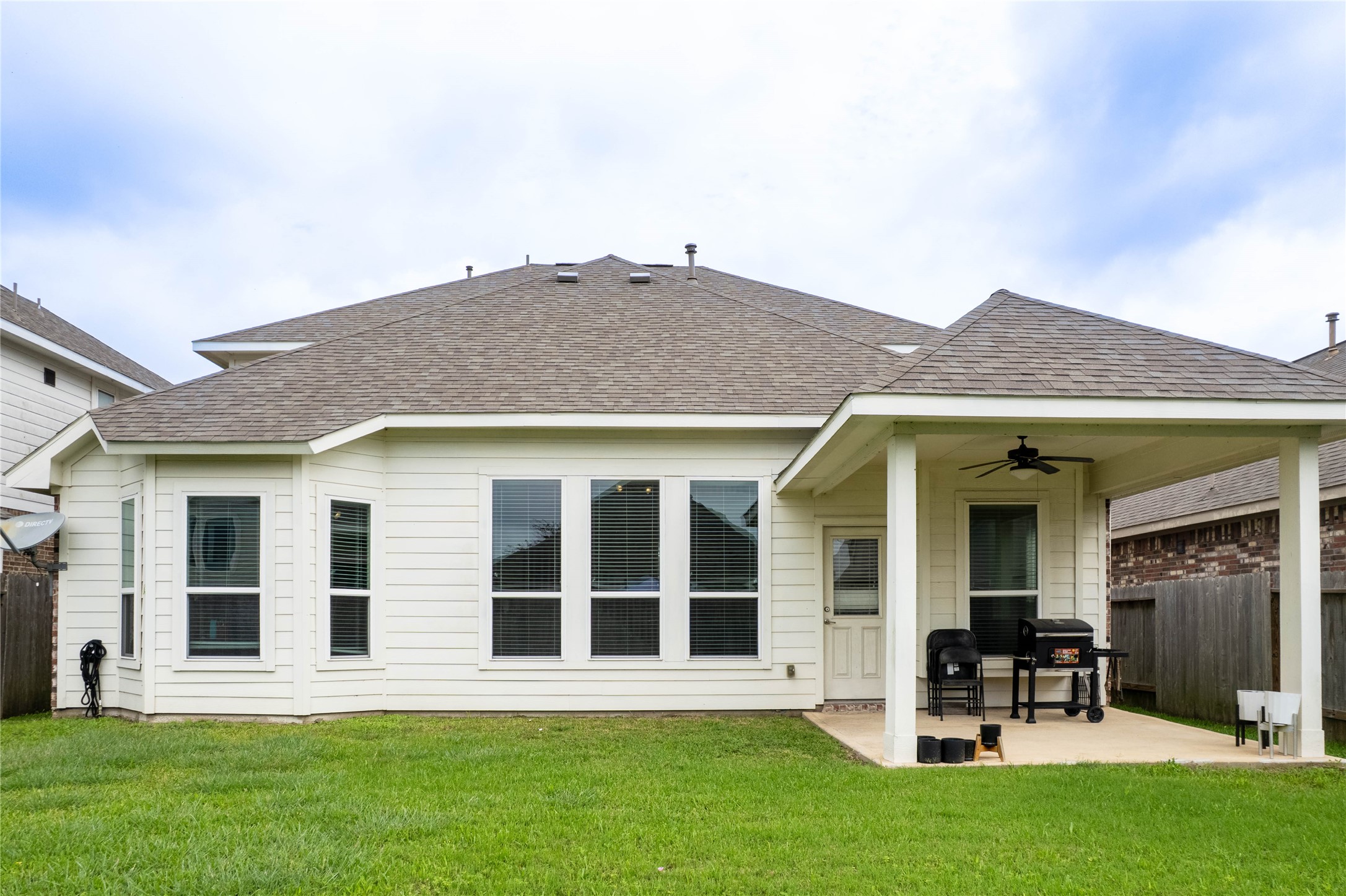 2318 Red Slate Drive Rosharon, TX 77583 - Photo 24 of 41 Backyard covered patio
