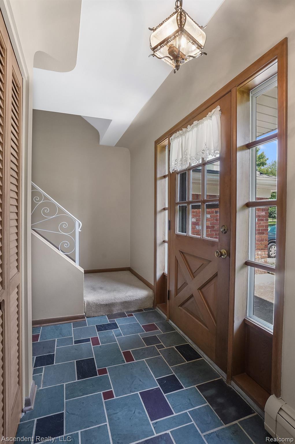 724 Wilwood Road Rochester, MI 48309 - Photo 2 of 26 Foyer entry