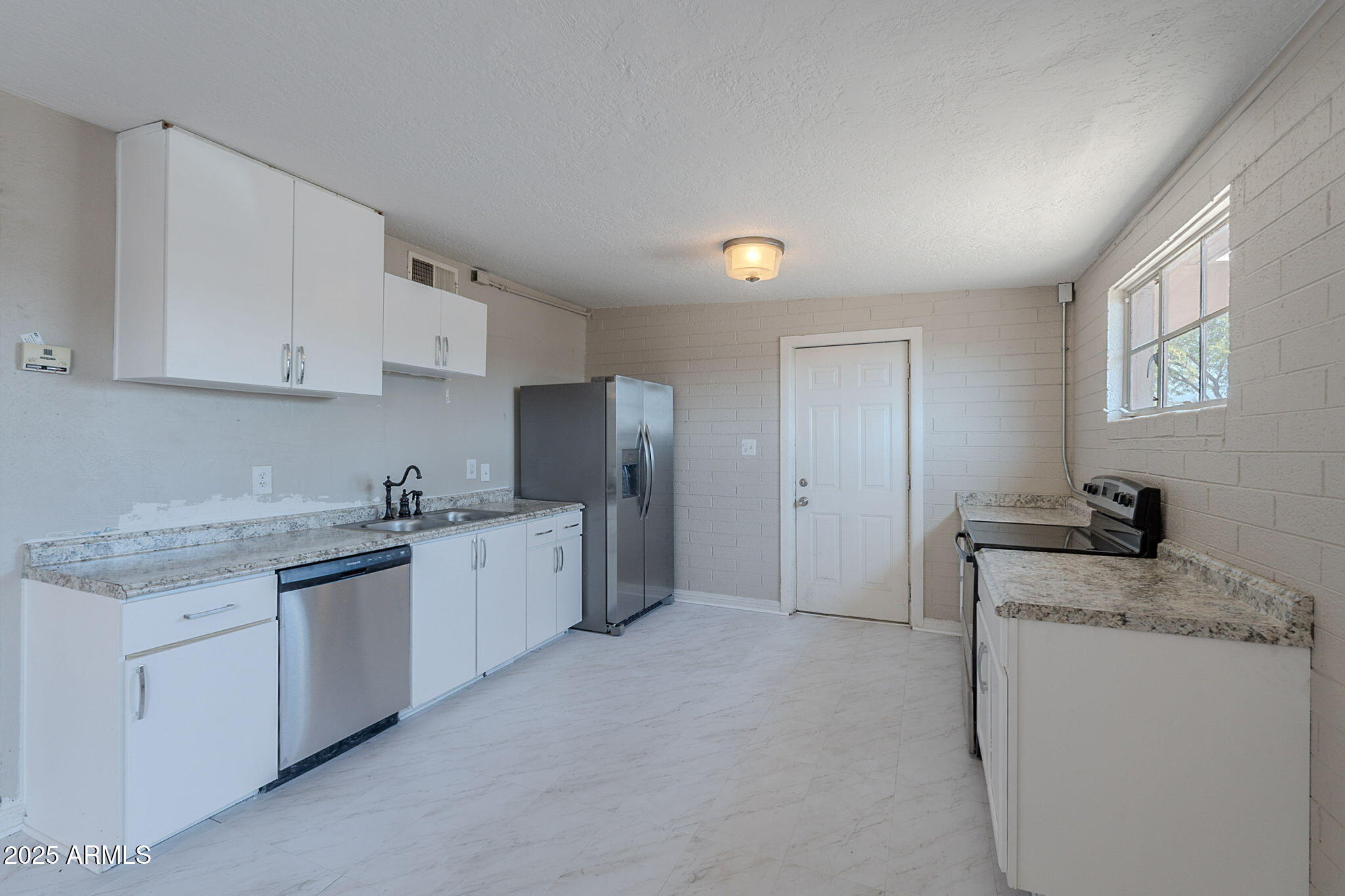 3946 West Monte Vista Road Phoenix, AZ 85009 - Photo 3 of 15 7-web-or-mls-Monte-7