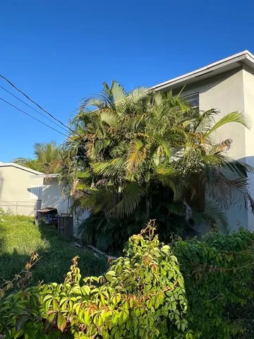 a view of a back yard of the house
