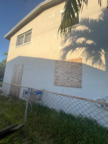 a view of a backyard