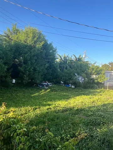a view of a yard with a house