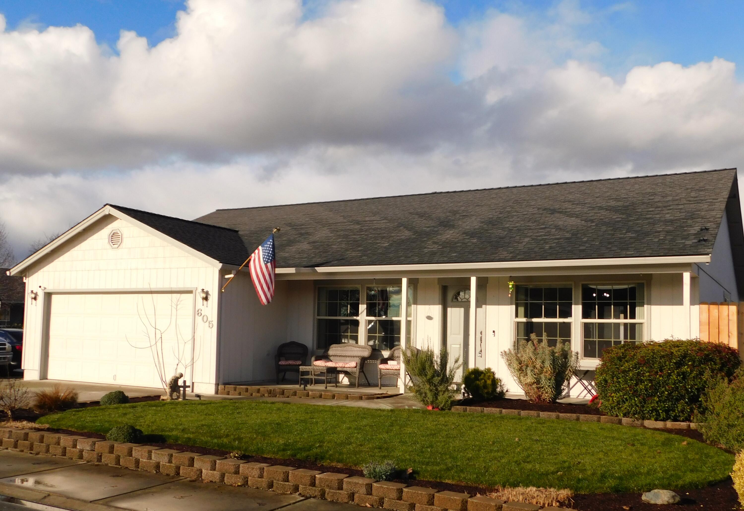 605 Andrea Way Eagle Point, OR 97524 - Photo 8 of 17 Front of house