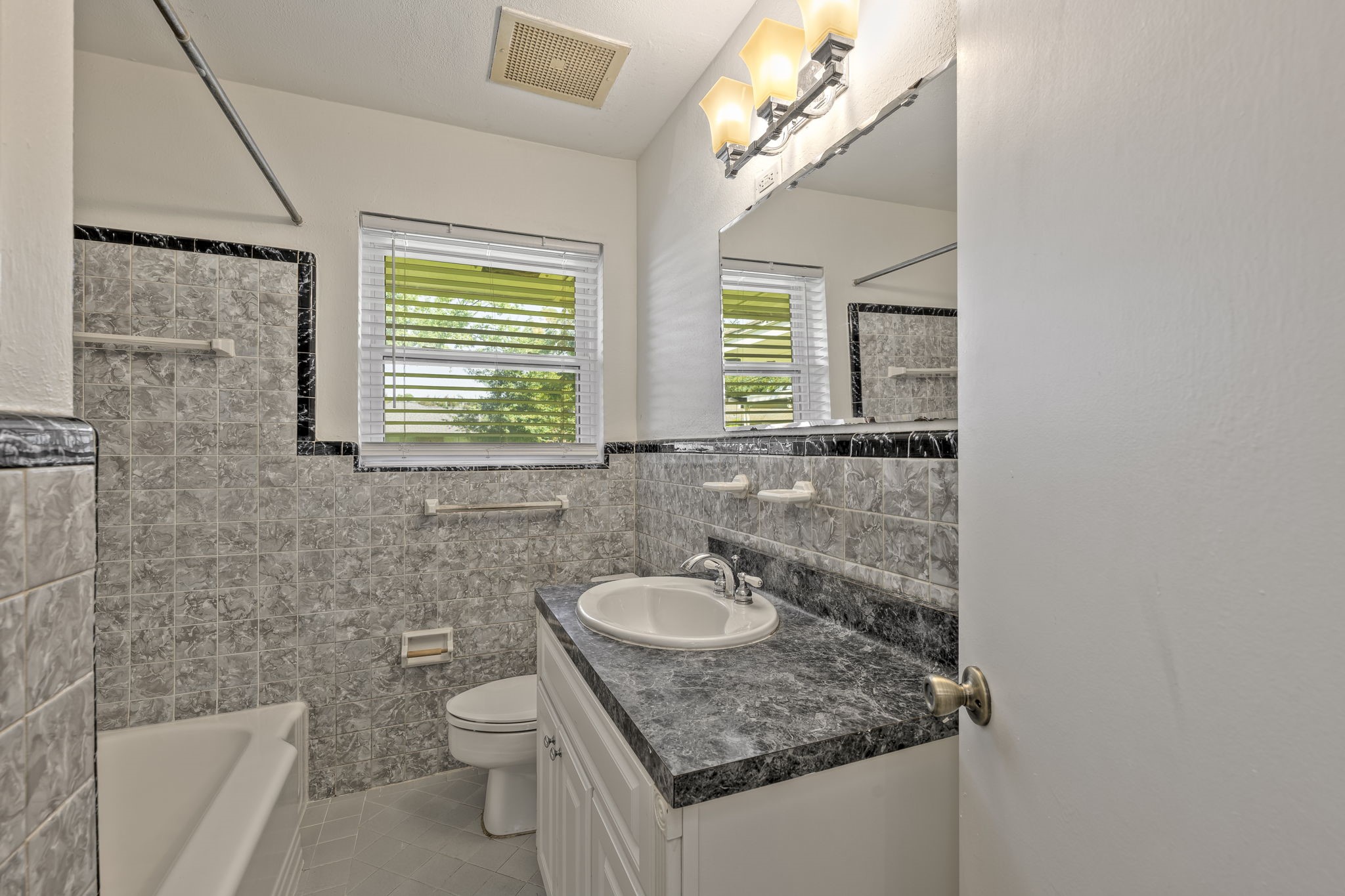 8927 Rockhurst Drive Houston, TX 77080 - Photo 17 of 44