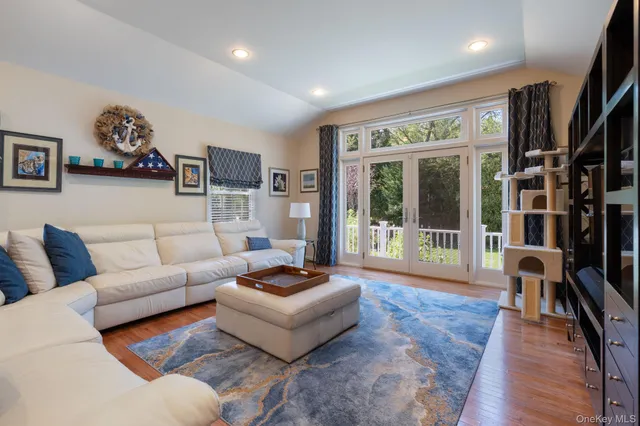 $1,400,000 | 6 Daniel Way, Setauket, NY 11733