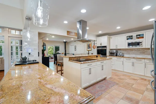 $1,400,000 | 6 Daniel Way, Setauket, NY 11733