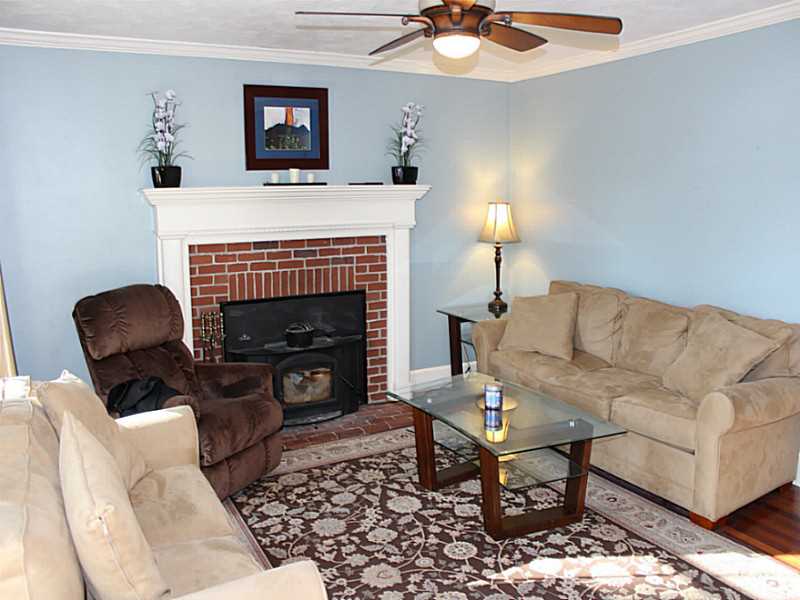 230 Deer Run Road Tiverton, RI 02878 - Photo 9 of 25 Living Room.