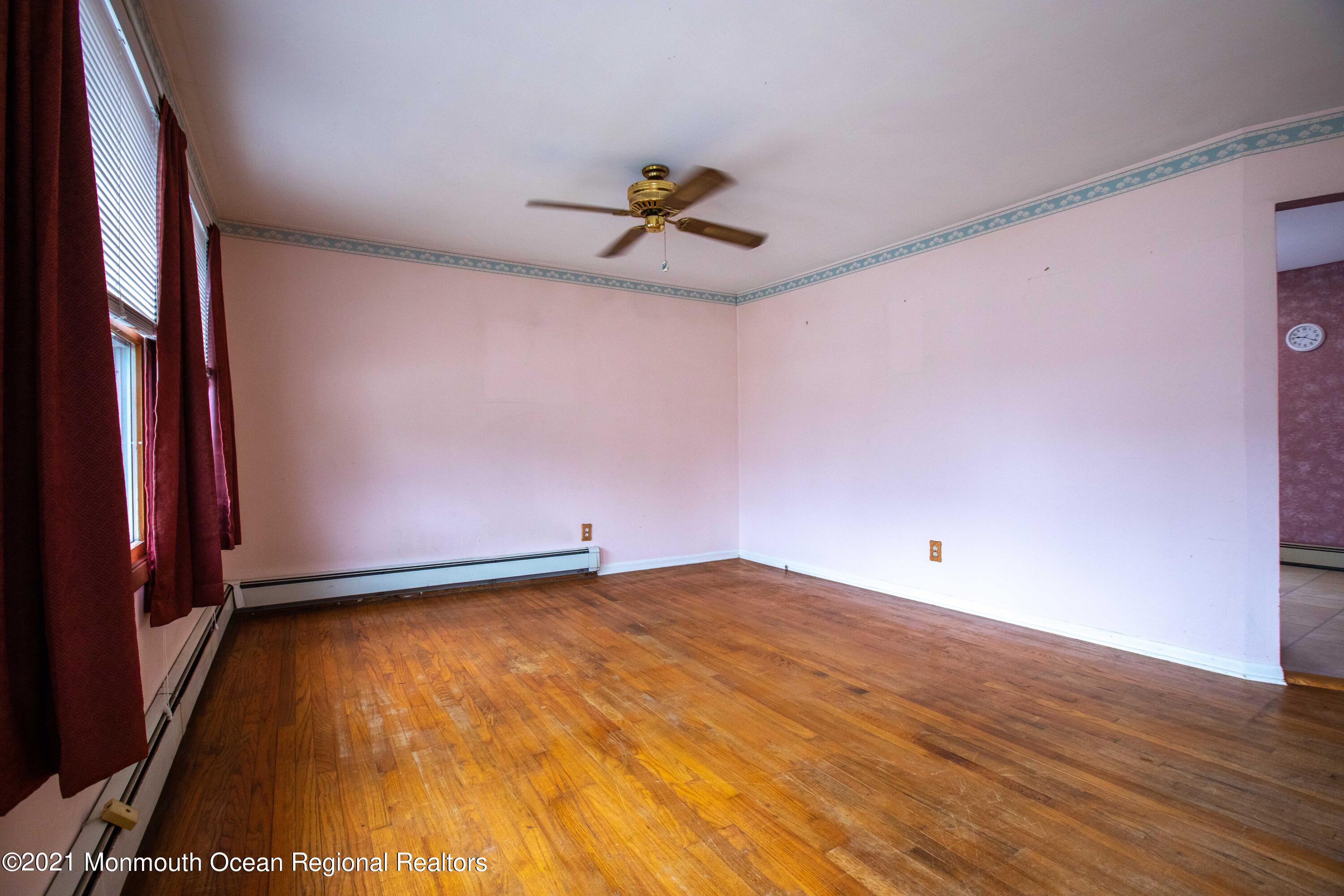 726 Howe Street Point Pleasant, NJ 08742 - Photo 3 of 20 Living Room