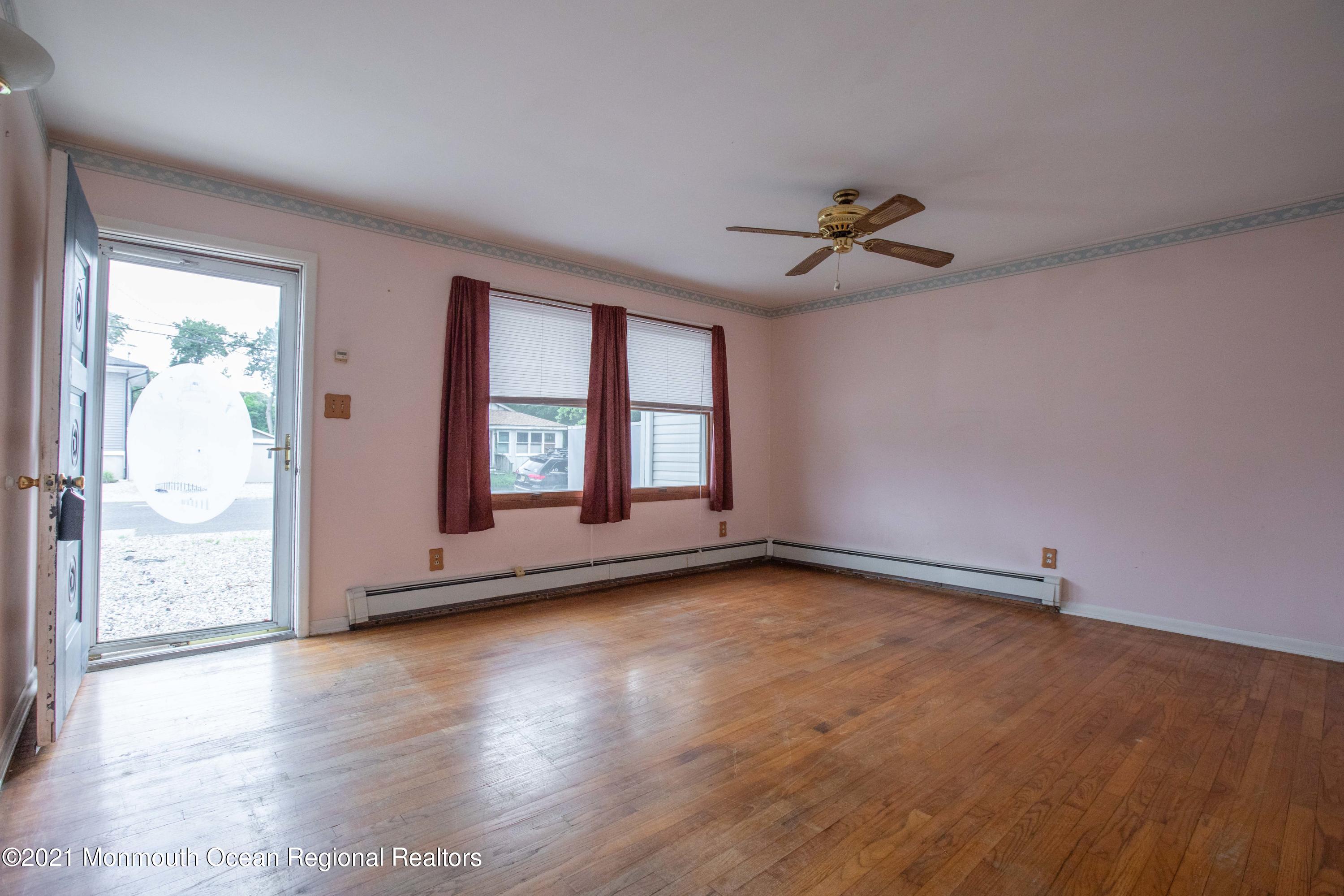 726 Howe Street Point Pleasant, NJ 08742 - Photo 4 of 20 Living Room