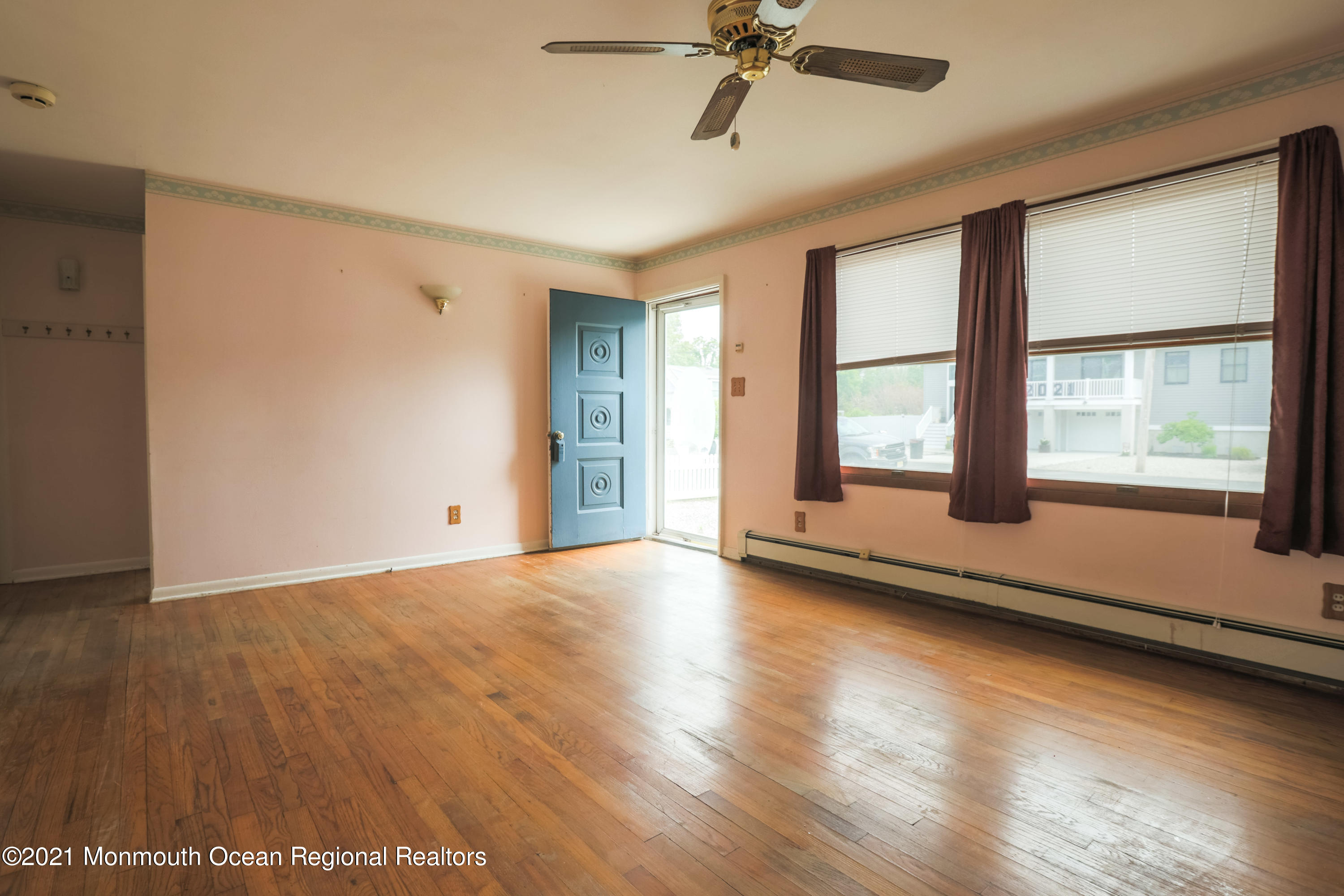 726 Howe Street Point Pleasant, NJ 08742 - Photo 5 of 20 Living Room