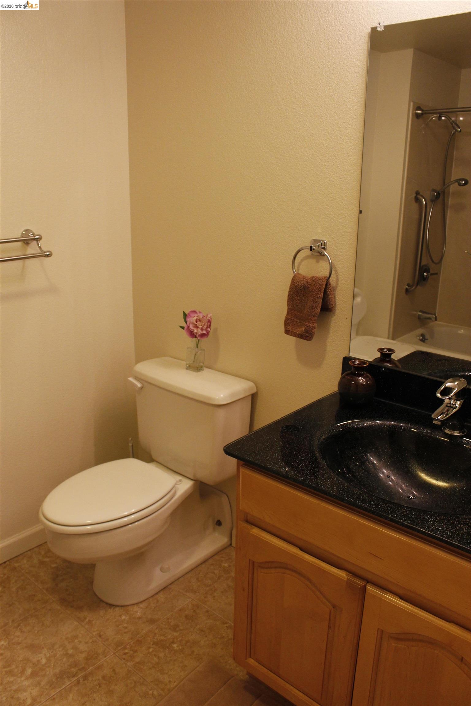 989 Webster Street, Unit 450 Oakland, CA 94607 - Photo 14 of 16 a bathroom with a toilet and a sink